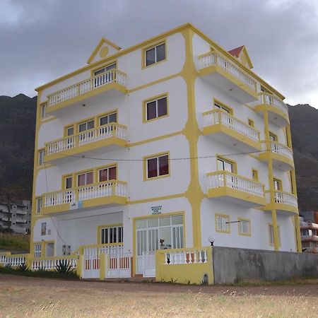 Residencial Trilhas & Montanhas Bed and Breakfast Ponta Do Sol Eksteriør billede